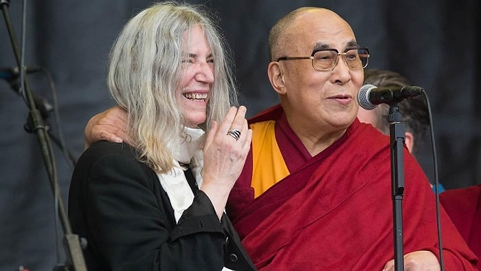 Patti Smith ve Dalay Lama Glastonbury'de Aynı Sahnede