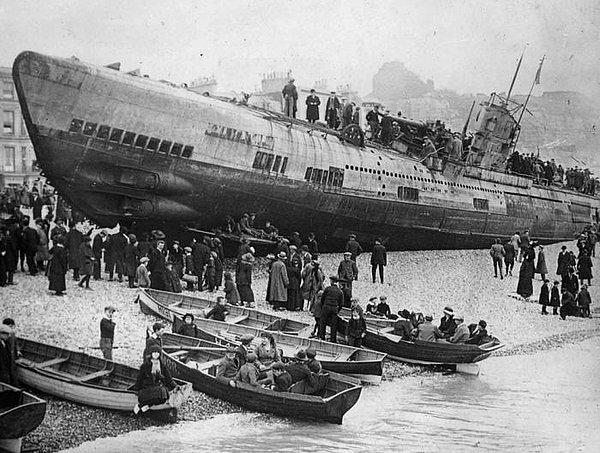5. Teslim olduktan sonra İngiltere kıyılarında karaya çıkarılmış bir Alman U-Bot, 1918