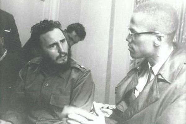 11. Fidel Castro ve Malcolm X politika ve aileleri hakkında konuşurken, 1960