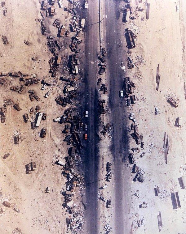 16. Amerikan güçlerinin bombalama sonucu ölüm yoluna dönen güzergahtan Irak güçleri çekilirken, 1991
