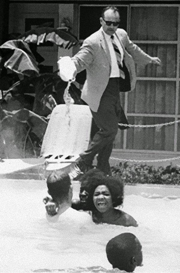 37. Sırf siyahi insanlar yüzdüğü için havuza asit döken otel müdürü, 1964