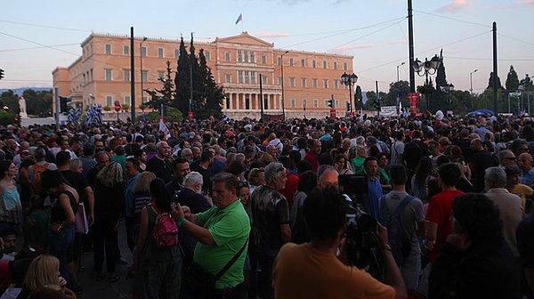 Atina'da 'hayır' taraftarları Sintagma Meydanı'nda