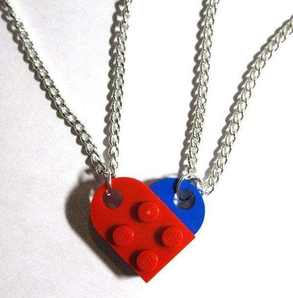 1. Sadece iki lego parçası kullanarak bu kalp şeklindeki arkadaşlık kolyesini yapabilir ve arkadaşınızı mutlu edebilirsiniz.