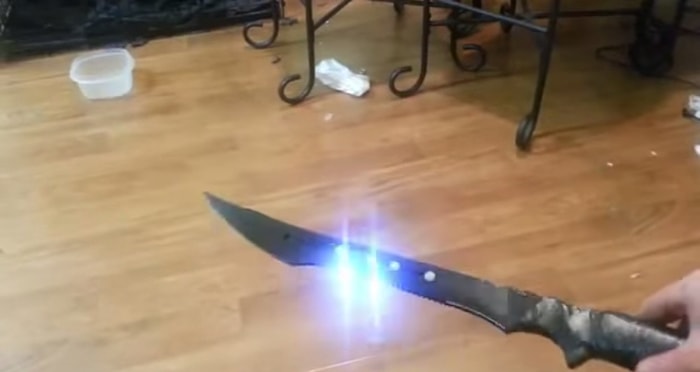 Elektrikli Bıçağın Ürkütücü Görüntüsü ve Sesi