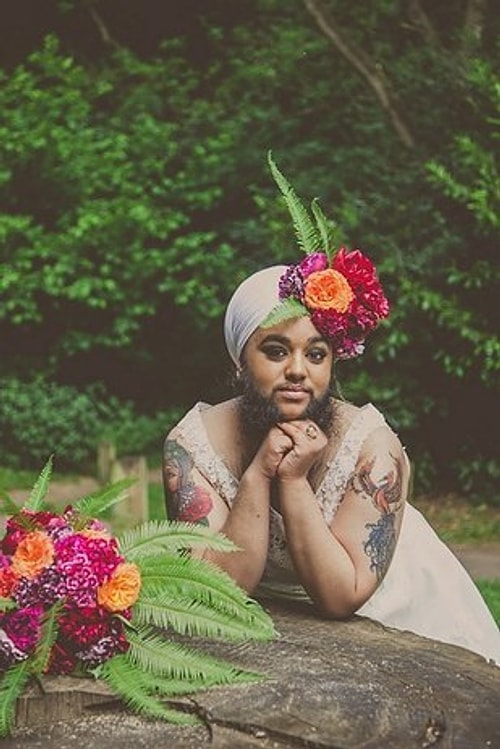 Coulthurst, ''Urban Bridesmaid'' isimli bir sitenin sahibi ve Kaur'u model olarak fotoğraflamayı çok istemiş.