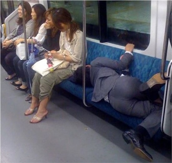 Aşırı Stresli Çalışma Hayatından Nasibini Almış 13 Japon İş Adamının Alkolle İmtihanı