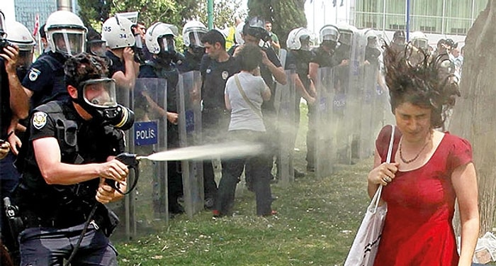 Kırmızılı Kadına Gaz Sıkan Polisten 'Kararda Gönderme Var' İtirazı