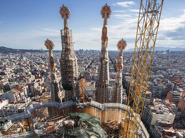 8. Antoni Gaudi'nin ünlü Sagrada Família katedraline çıktılar.