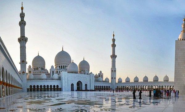 12. Şeyh Zayed Bin Sultan El Nahyan Camii, Abu Dhabi, BAE
