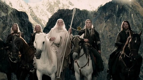 Orta Dünya’nın savaş ustaları Aragorn, Haldir, Boromir, Legolas, Gimli, Faramir, vs. karşısında Mormont, Jon Snow, Jaime Lannister, Bronn, Oberyn Martell, Sandor Clegane, Stannis Baratheon, Tormund Giantsbane, Davos Seaworth, Ramsay Bolton, vb. savaşçıları bulacaktır.