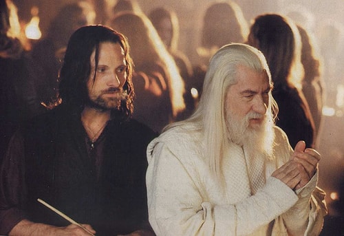 Gandalf, Aragorn, Hobbitler, Elf’ler düşünüldüğünde Orta Dünyalılar, sevgilisini yatakta, babasını tuvalette, kızını yakarak öldürenlerin yanında daha vicdan sahibi kimseler.