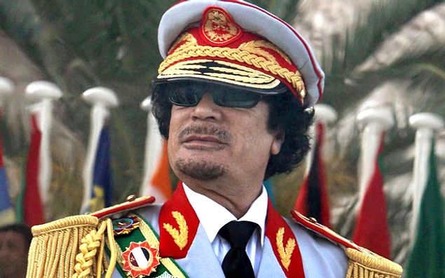 Finansörler filmden desteğini çekince film ekibi ve oyuncular Fas'ta kötü koşullarda bir otelde mahsur kaldı. Filmi bitirebilmek için kaynak sağlayan da Libya'nın diktatörü Kaddafi'den başkası değildi. Hatta Bedr Savaşı sahnelerinde Libya ordusundan askerler de rol aldı.