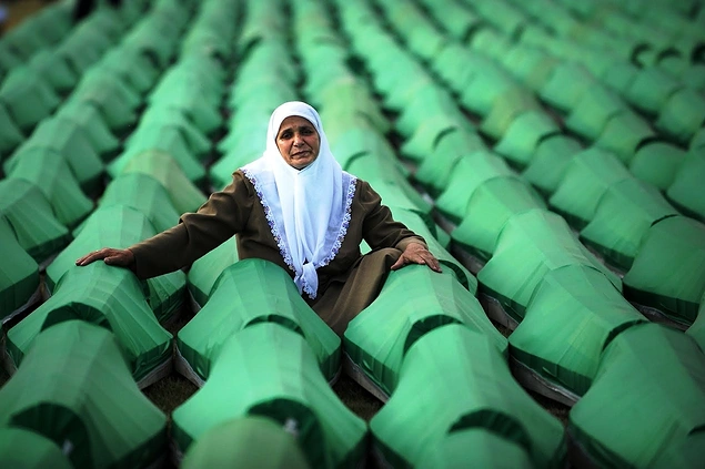 Srebrenitsa'da öldürülen ve kimliği 2013 yılında belirlenen 409 kişi, katliamın 18'inci yıl dönümünde toprağa verildi.