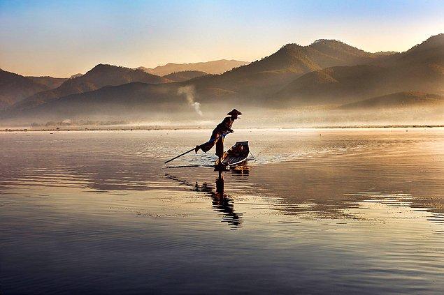 26. Myanmarlı bir balıkçı