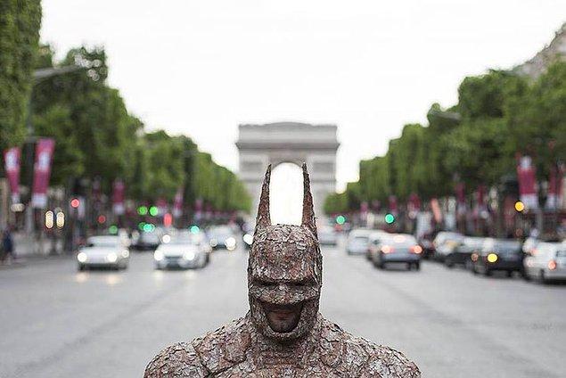 16. Bonus: Paris'te ağaç kabuğundan bir 'Batman' ...