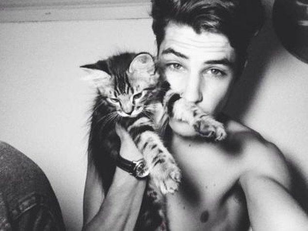 5. Nedendir bilinmez; kedi besleyen erkekler yakışıklıdır.