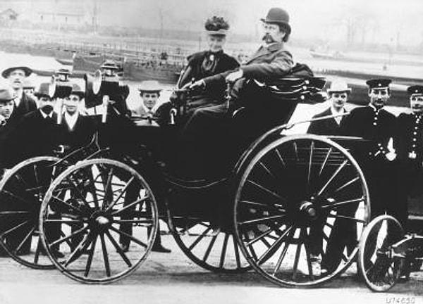 11. 1885: Benz tarafından petrol (benzin) ile çalışan ilk otomobilin üretilmesi