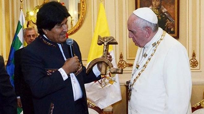 Morales'den Papa'ya 'Sembolik' Hediye: Orak Çekiç Şeklinde Haç