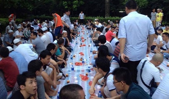 Çin'de Yaşayan Türk Gazeteci Anlattı: "Uygurlar Geleneklere Göre İftar Açıyor"