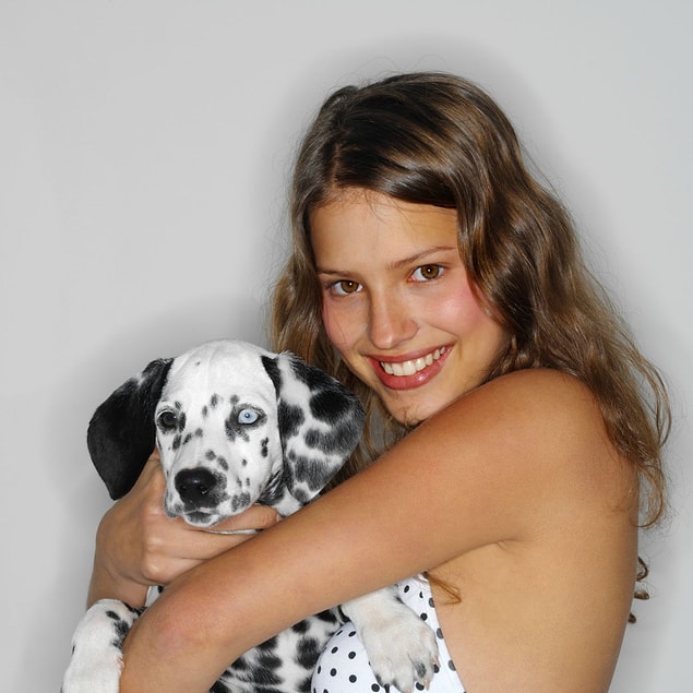 4. Köpeği olan kadınlar nedendir bilinmez ama genellikle güzeldirler.