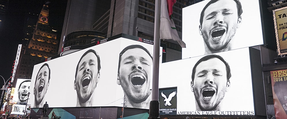 Bulaşıcı Bir Hastalık Gibi Tüm Şehri Uyutan Dev Ekranda Esneyen Adam