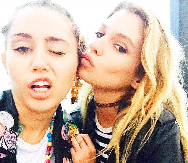 Miley Cyrus ve son zamanlarda dedikodu malzemesi olan yeni kız arkadaşı, Stella Maxwell, ortak arkadaşları sayesinde Instagram'da tanışmış.