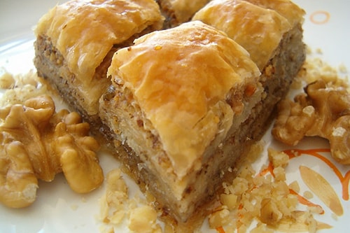 O ziyaretlerde, cevizli ev baklavasına ve kavurmaya doymak.