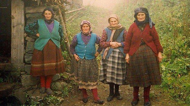26. Hepimizden bir parça, hepimizin toplamıdır Karadeniz kadını.
