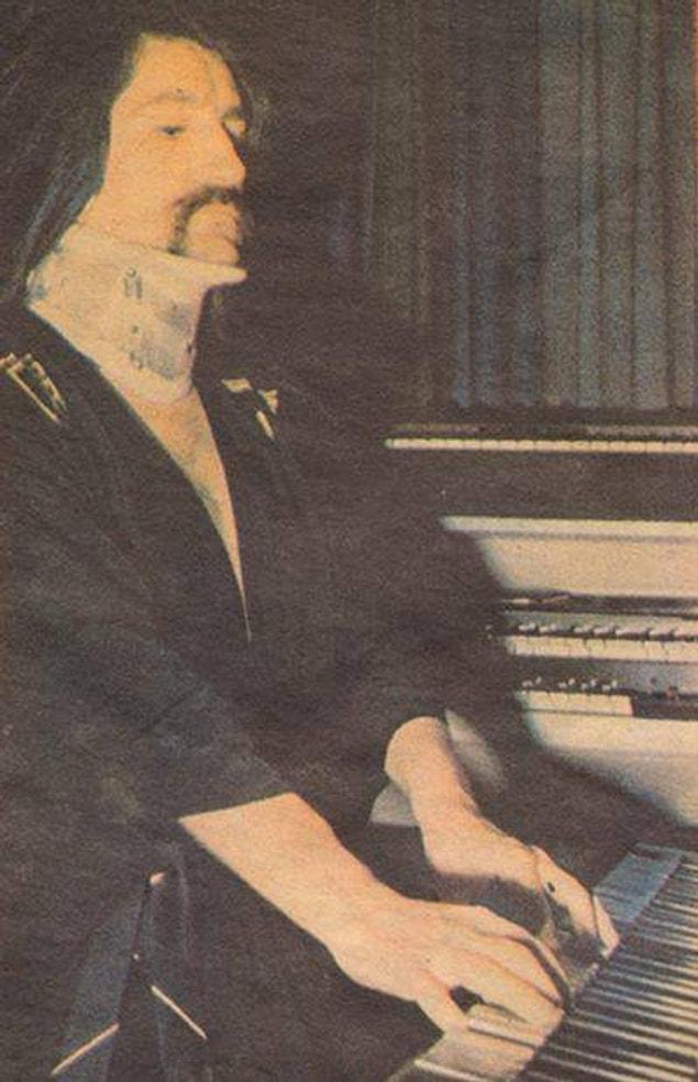 6. Barış Manço geçirdiği kaza sonrasında bile piyanosunun başında.