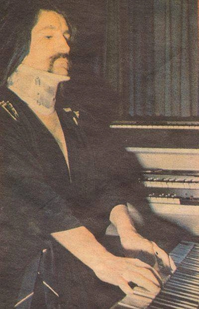 Barış Manço geçirdiği kaza sonrasında bile piyanosunun başında.