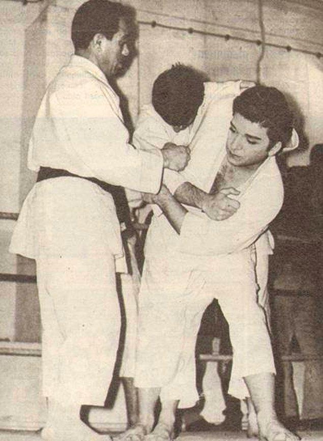 43. Zeki Müren`in karatecilik günlerinden.