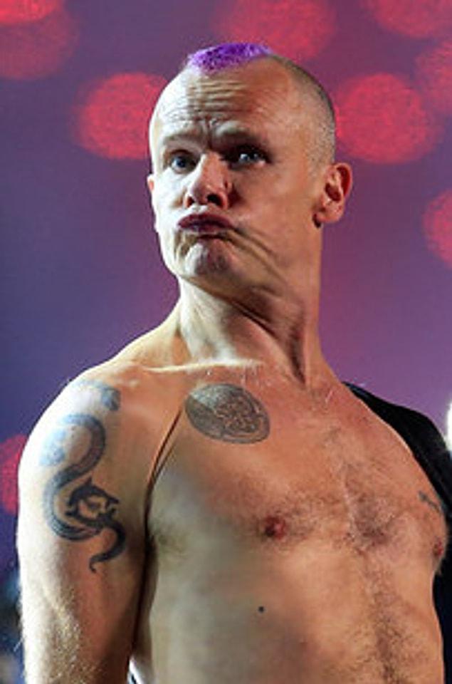 8. Polis Jake'in seslendirmeni ise Red Hot Chili Peppers üyelerinden Flea.