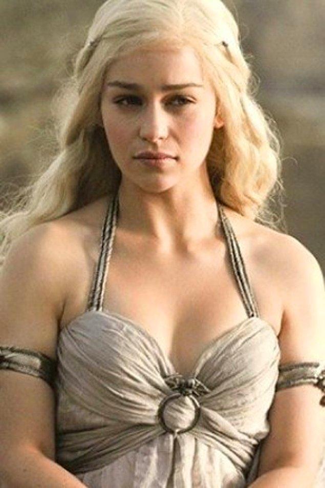 Pek muhterem Westeros vatandaşları! Gerçek kraliçemiz meğerse Artemis Faye kılığında aramızda dolaşıyormuş!