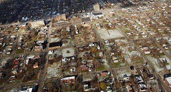 5. Detroit kenti ekonomik çalkantılar nedeniyle terk edilmiş, çorak, hayalet bir şehir.