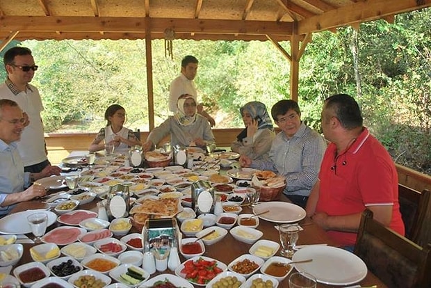 Valla çay olur, baklava olur sarma olur sıkıntı yok.