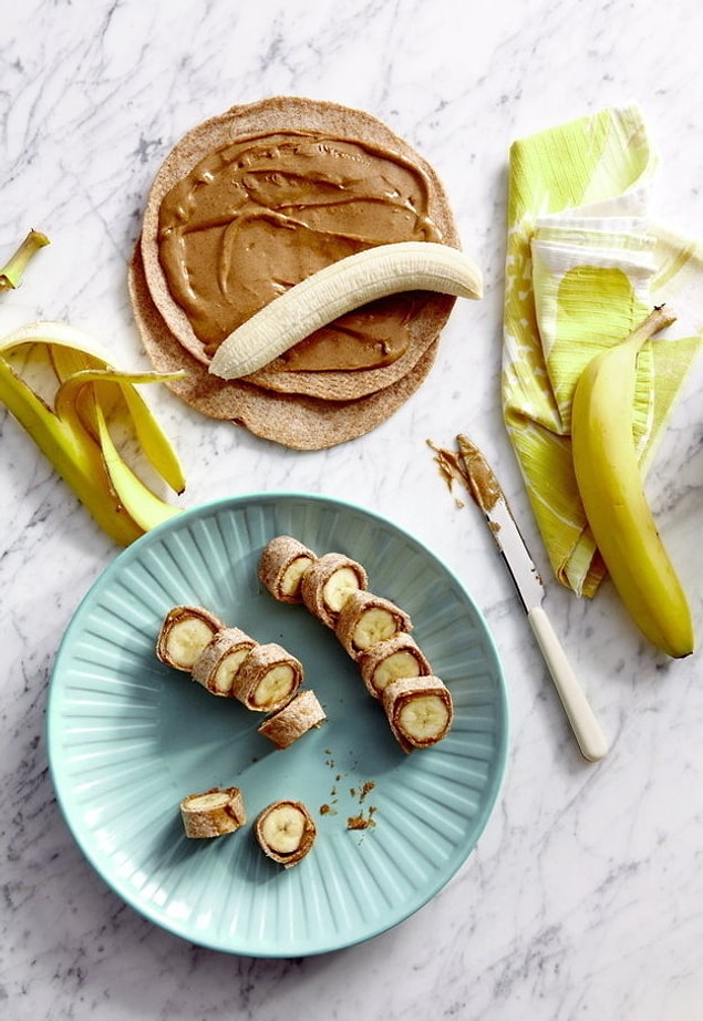 4. Kepekli/Beyaz Lavaş + Fıstık Ezmesi/Nutella + Muz = Muzlu Sarma