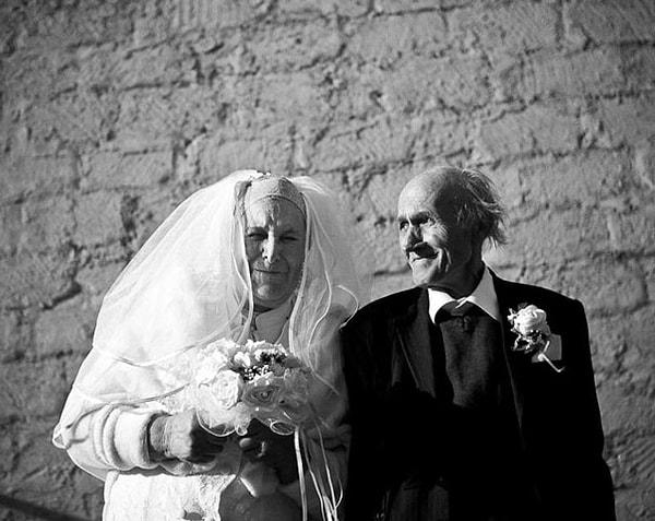 1. Eskiden beri “ne kadar geç evlenirsen o kadar uzun evli kalırsın” inanışı hakimdi, ancak araştırmalar bunun doğru olmadığını söylüyor.
