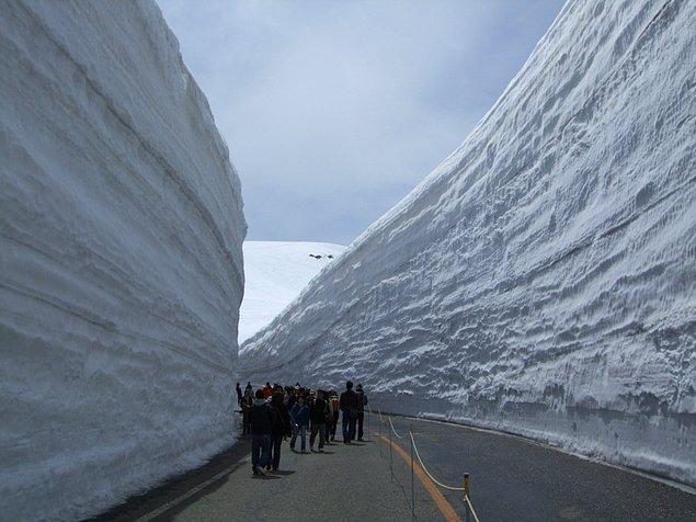 26. Bu devasa kardan duvar Japonya'nın Tateyema Kurobe Dağı bölgesinden.
