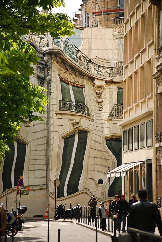 32. Bu eriyen bina Paris'te