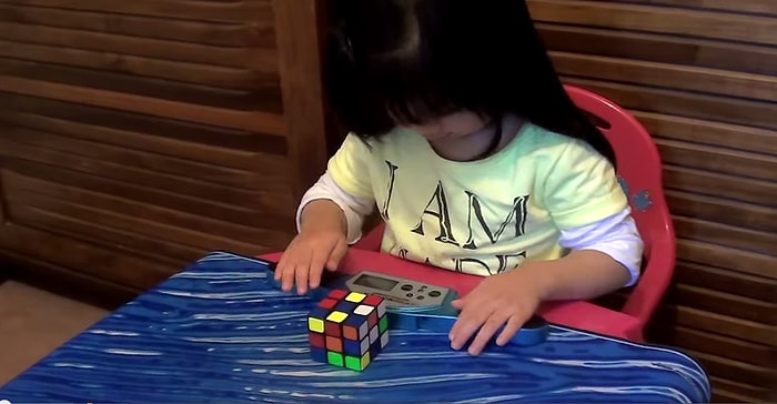 70 Saniyede Rubik Küpünü Çözen İki Yaşındaki Kız