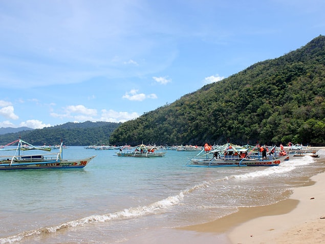 Adanın Puerto Princesa bölgesinde bulunan kıyı şeridine yanaşmış tekneler.