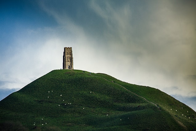 26. Glastonbury Tor; Somerset, İngiltere