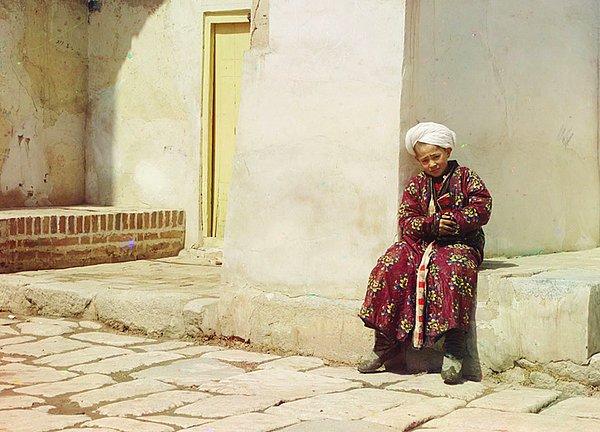 1. Özbekistan, Semerkant'taki Tilla-Kari Medresesi'nin önünde oturan bir çocuk.