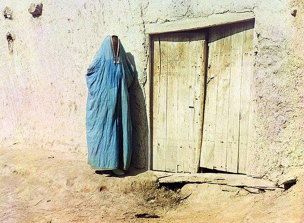 9. Burka içindeki Semerkant'lı bir Sart kadını. (Sart: Rusya'da 1917 Devrimi'ne kadar Kazakistan'da yaşayan Özbek halkına verilen isim)