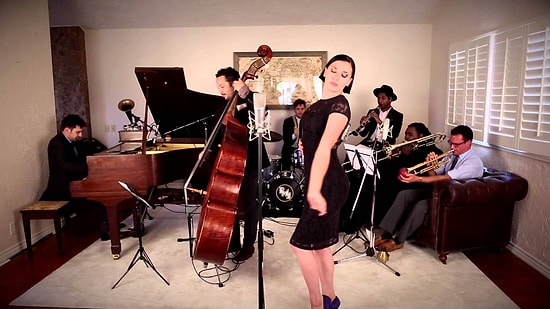 Şarkılara Vintage Havası Katarak Cover'layan Gruptan 'Criminal' Performansı