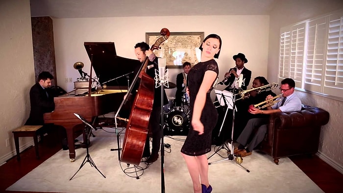 Şarkılara Vintage Havası Katarak Cover'layan Gruptan 'Criminal' Performansı