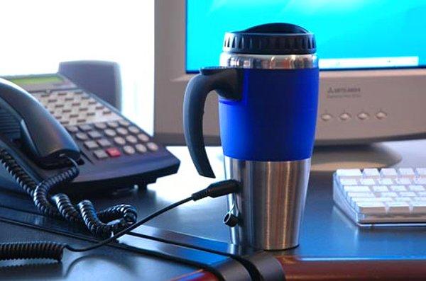 14. Ofiste kahveniz hep sıcak kalsın diye USB ile ısınan termos!