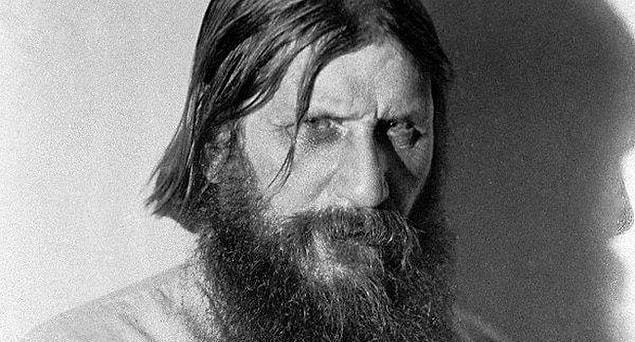 Rasputin'e Siyanürlü Yiyecek ve İçecek Sunuluyor