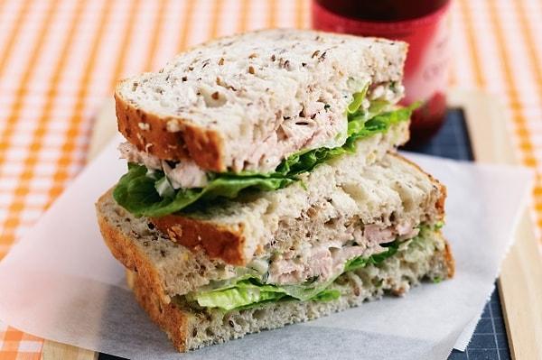 9. Ton balıklı sandviç de öğlen için doyurucu bir seçenek olabilir.