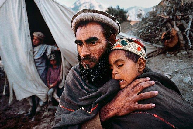 28. Korkmuş ve düşüncelere dalmış bir adam, Çitral, Afganistan